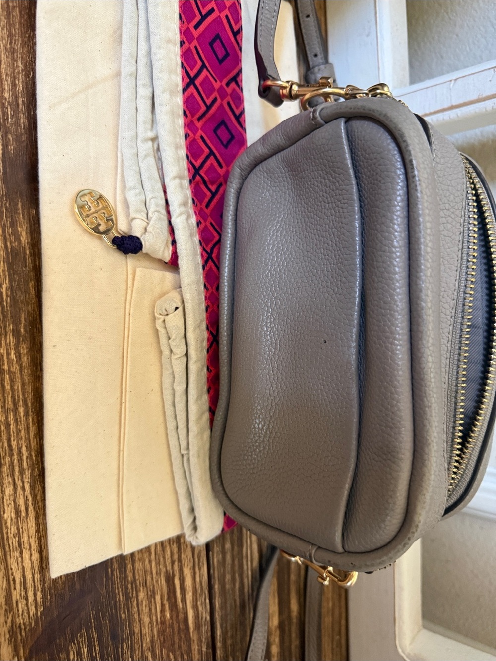 Tory Burch Pebbled Leather Crossbody in Taupe with Gold Hardware - Picture 3 of 3